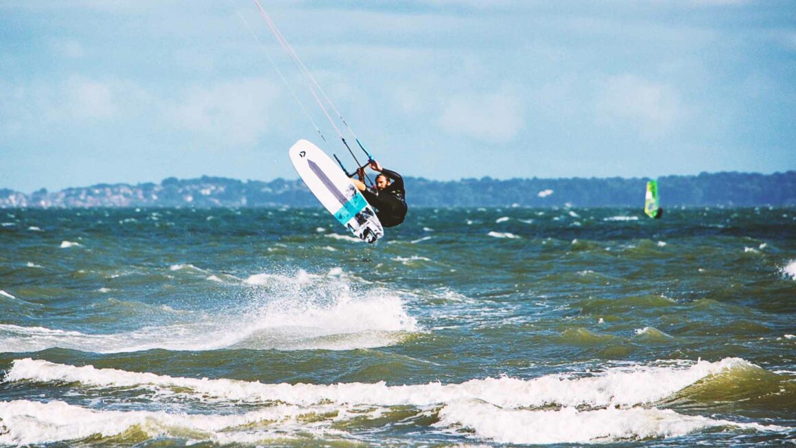 What is the Difference Between Kiteboarding and Kitesurfing?